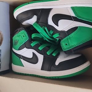 Toddler lucky green/white Jordan 1 retro sneakers size 8
